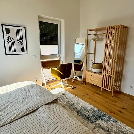 Schickes Penthouse-apartment Mit Weinbergblick Appartement *
